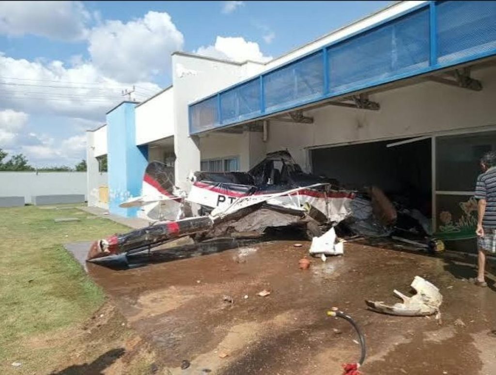 Avião agrícola cai sobre creche que atende 180 crianças no interior 161177ae0ecc3c24b805ebcd4af72fb0