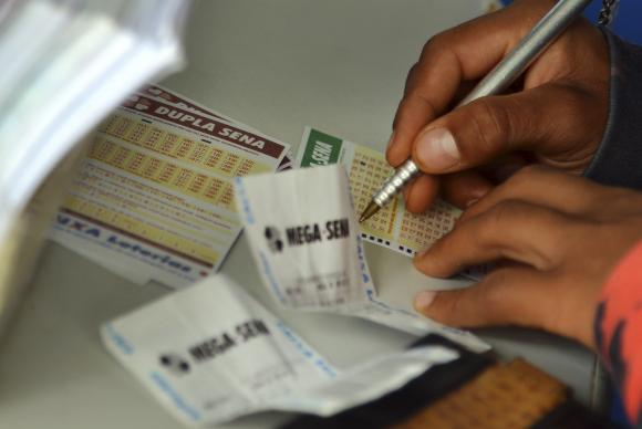 Apostas na Mega da Virada movimentam lotéricas; prêmio já chega a R$ 225 milhões Foto75381