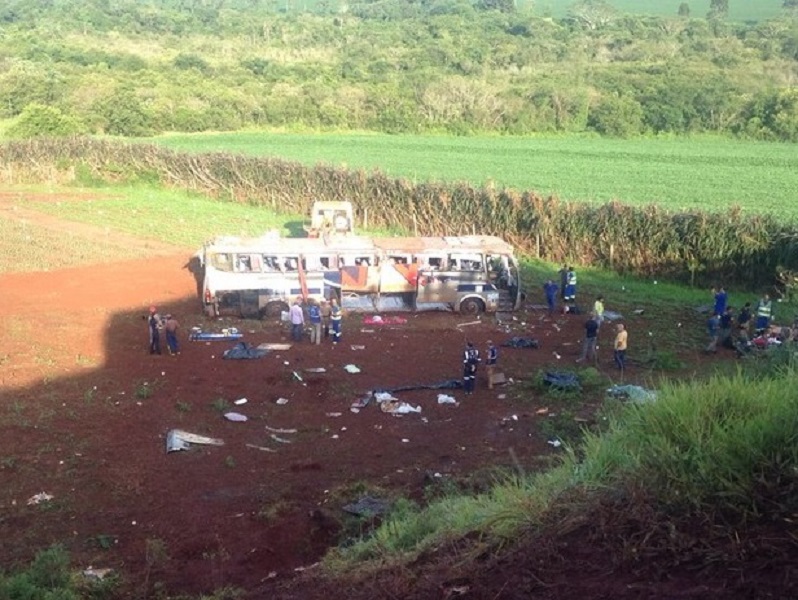 Ônibus cai de ribanceira e 10 passageiros morrem no Estado do Paraná Foto56129