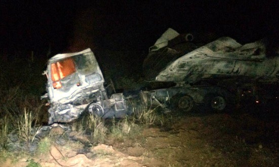 Carreta carregada com combustível explode e interdita trânsito entre Mutum e Lucas Foto53371