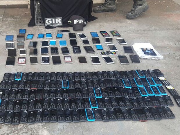 Bebedouro com 181 celulares é deixado em penitenciária de Cuiabá Foto61694