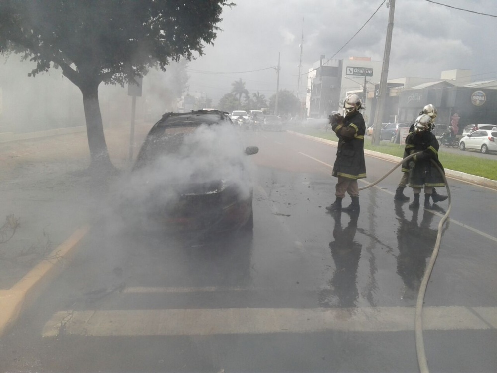 Veículo pega fogo no centro de Sinop Foto37979