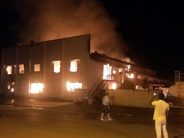 Incêndio causa explosão e destrói fábrica de móveis em Lucas do Rio Verde Foto73355