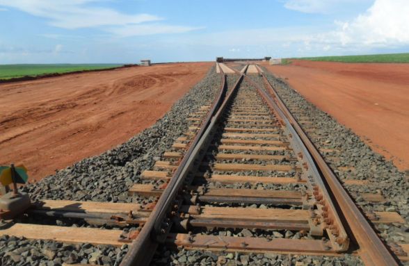 Governo anuncia ferrovia de 1,142 km para transportes de grãos de MT e PA Foto91011