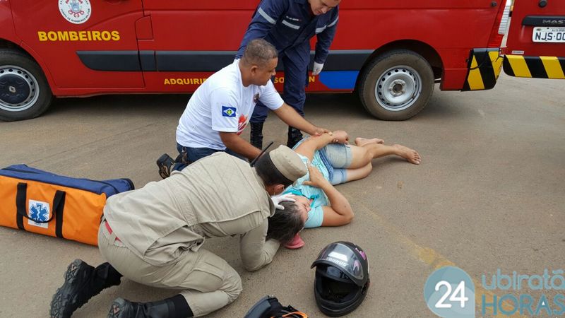 Automóvel e motocicleta colidem em cruzamento; bombeiro á paisana socorre vitima Foto5193