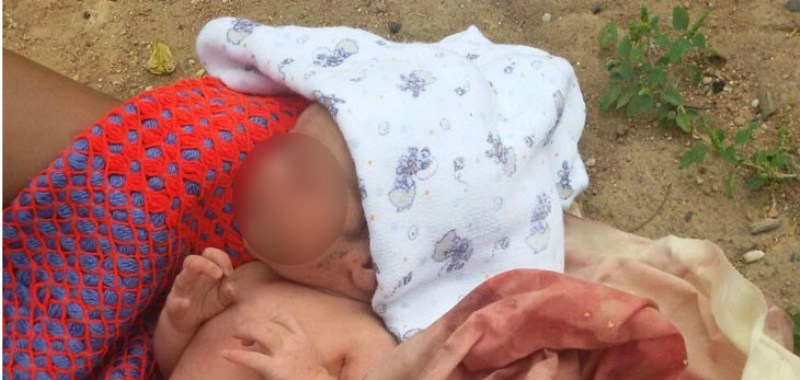 Bebê é abandonado em lugar deserto enrolado em panos Foto51844