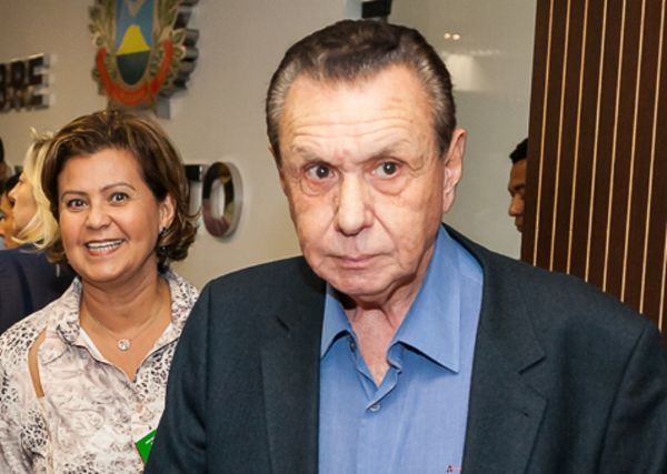 Juiz manda penhorar 30% dos salários de Carlos e Teté Bezerra para pagamento de dívida Foto52238