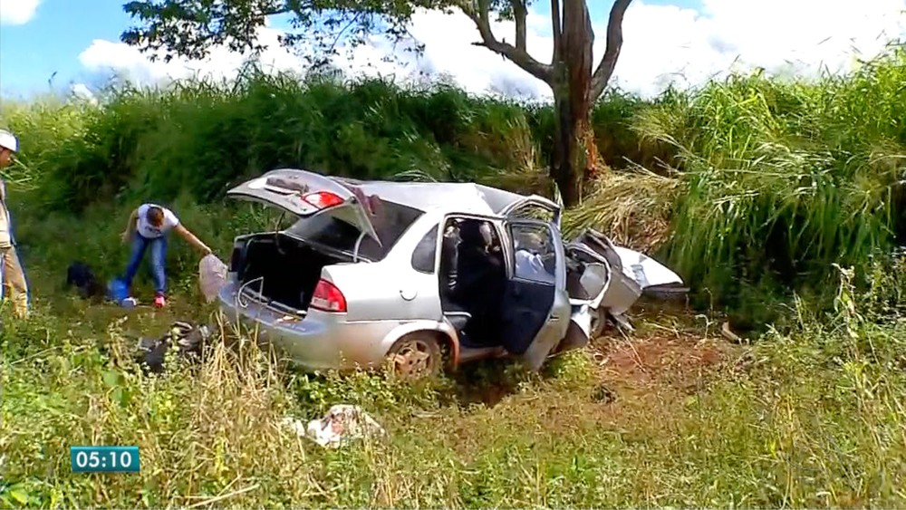 Marido morre após puxar volante e mulher bater carro em árvore Foto61704