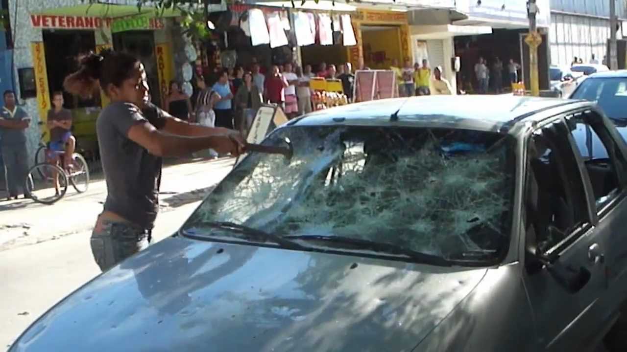 Mulher leva soco do ex-marido e quebra carro errado ao tentar se vingar Foto18725