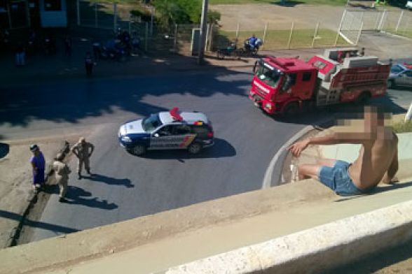 Homem é resgatado pelos Bombeiros ao tentar pular de torre Foto64966