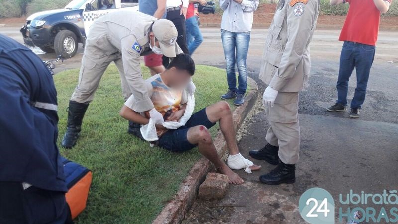 Dupla em moto ignora ordem de parada e colide em viatura da Polícia Militar Foto43730