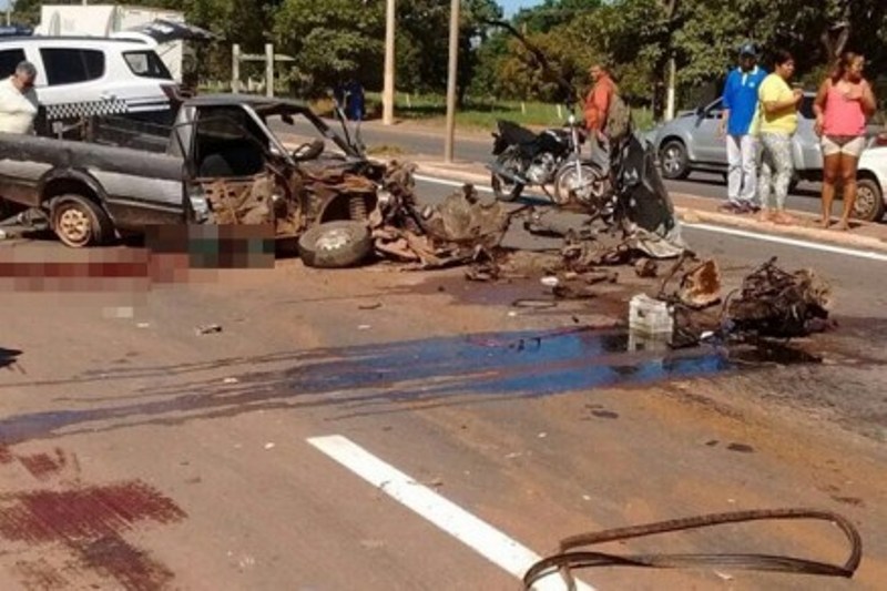 Motorista tem cabeça decepada após colidir em carreta Foto7645
