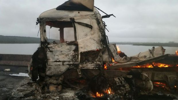 Motorista morre carbonizado após carretas colidirem frontalmente na BR-163 Foto7063