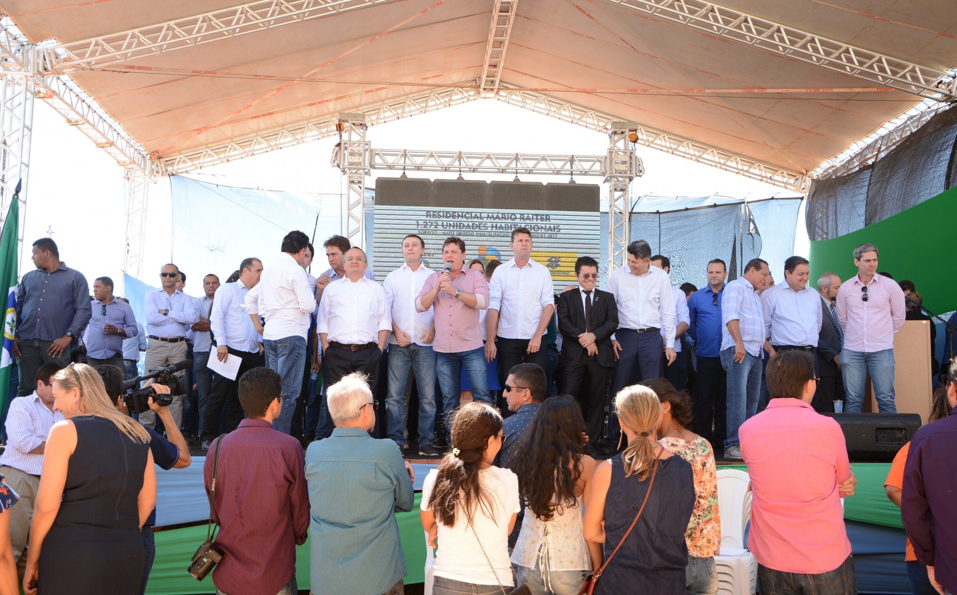 Vereadores participam da entrega de 1,2 mil casas do Residencial Mário Raiter Foto48783