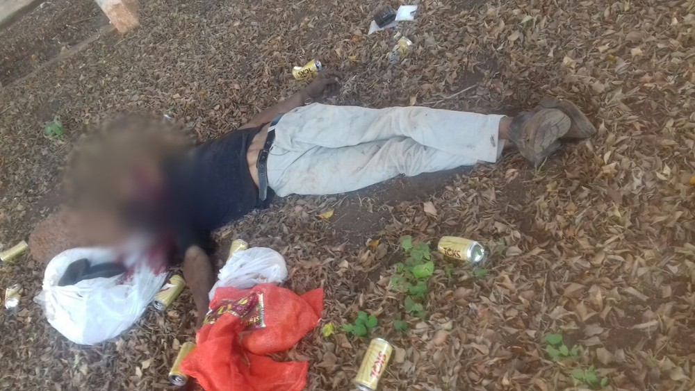 Polícia encontra corpo de homem em praça de MT Foto99486