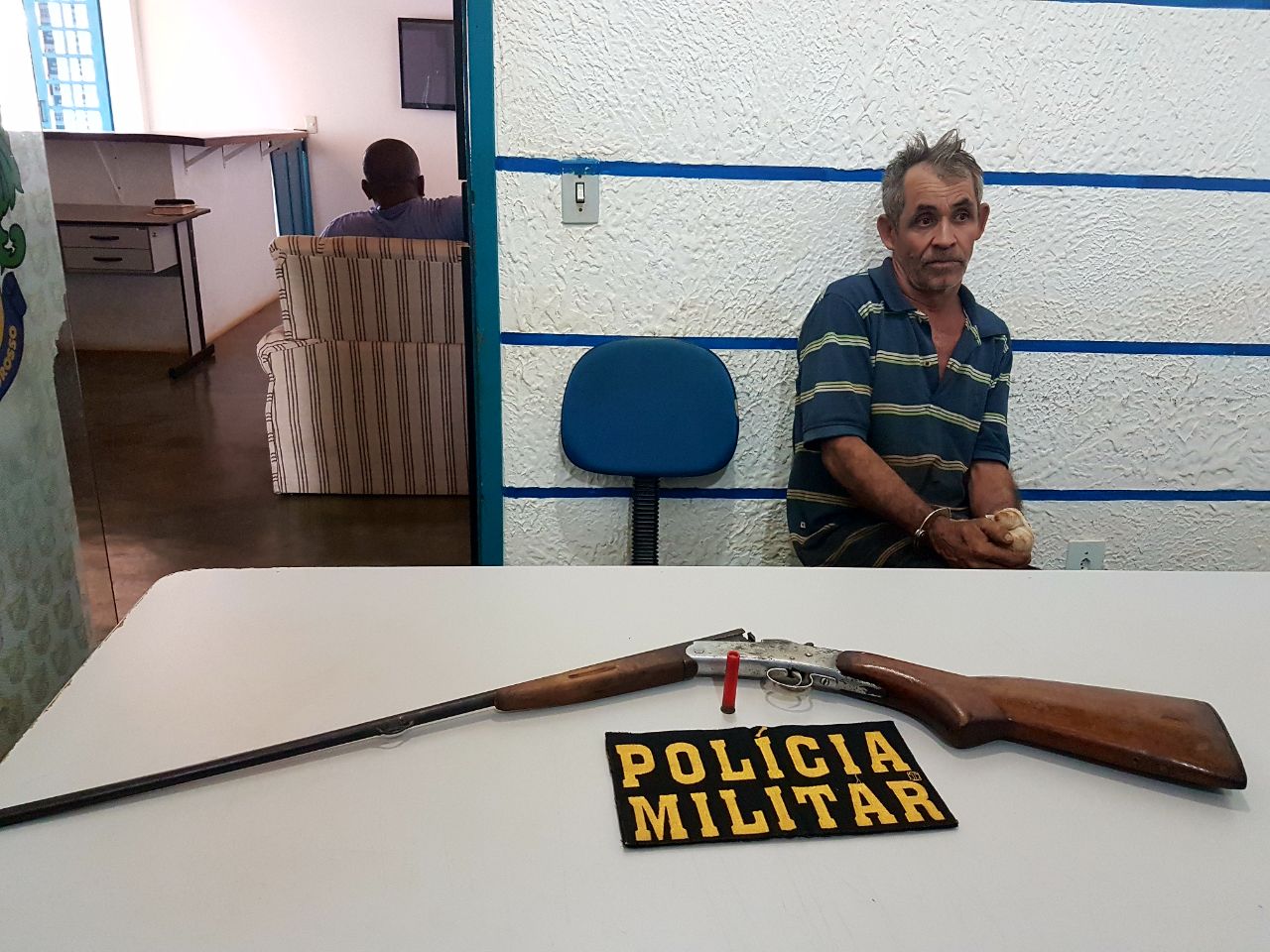 Homem é preso após ameaçar vizinho com espingarda em Nova Ubiratã Foto63623