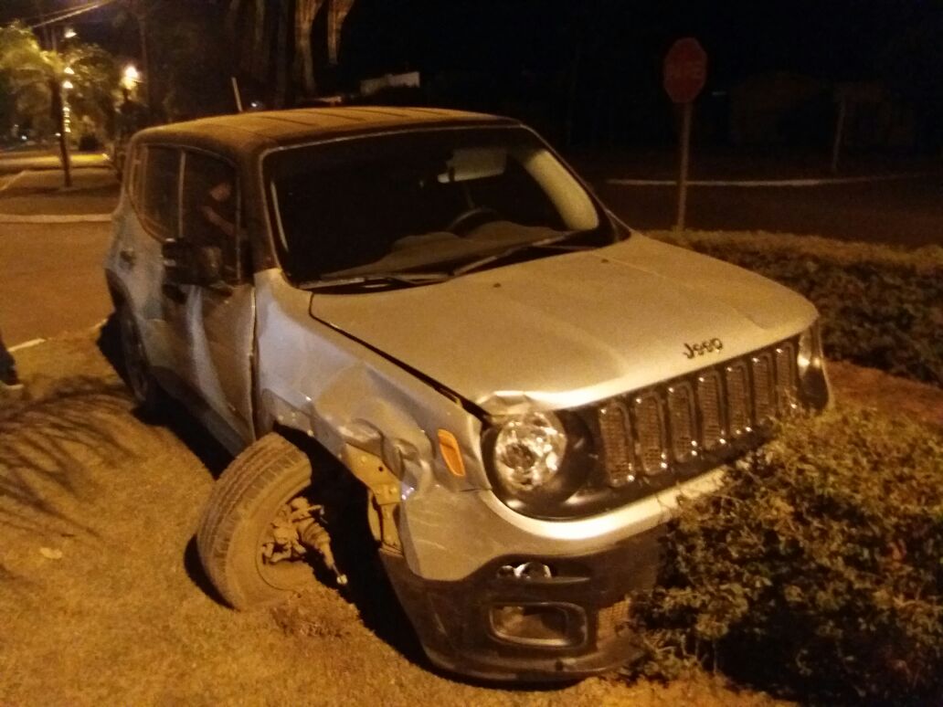 Veículo é arremessado contra canteiro central após colisão em Nova Ubiratã Foto63470