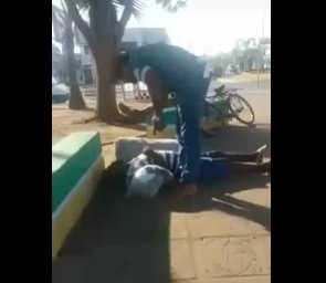 Andarilho é espancado até desmaiar em praça de Sinop Foto94048