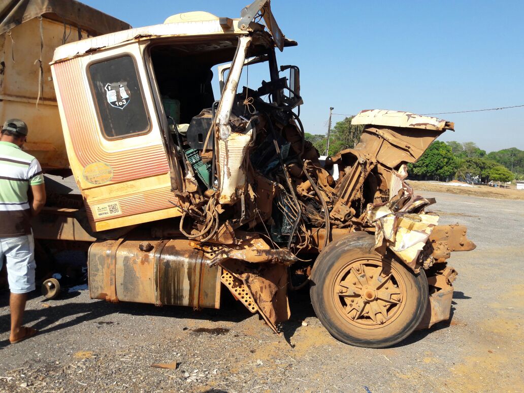 Colisão entre carretas deixa uma pessoa morta na BR-163 em Sorriso Foto64264