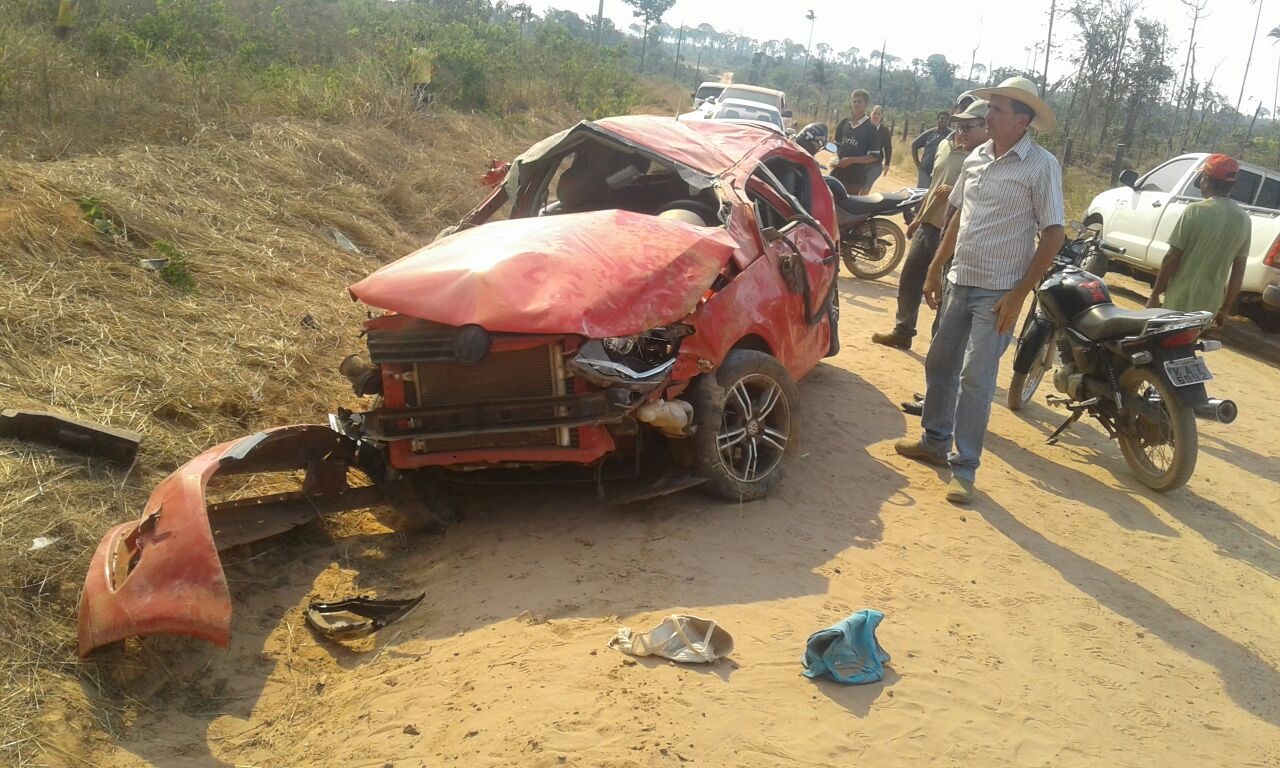 Carro capota e quatro pessoas morrem em estrada rural de Cláudia Foto62301