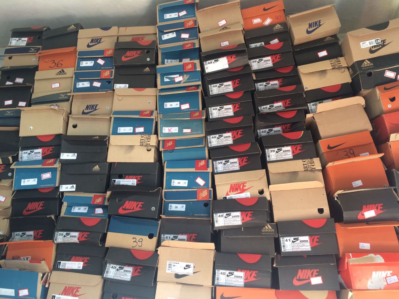 500 pares de tênis de marcas falsificadas é apreendido em MT Foto10208