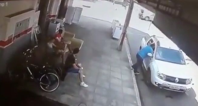 Vídeo mostra acidente em que crianças são arremessadas de moto Foto68976