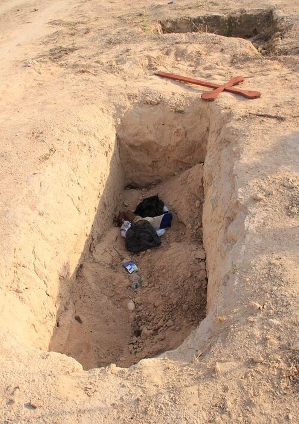 Perna humana é encontrada em cova aberta de cemitério em Sinop Foto45286