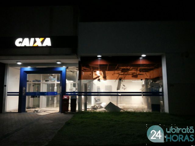 Ladrões explodem caixa eletrônico e fogem com dinheiro Foto81682