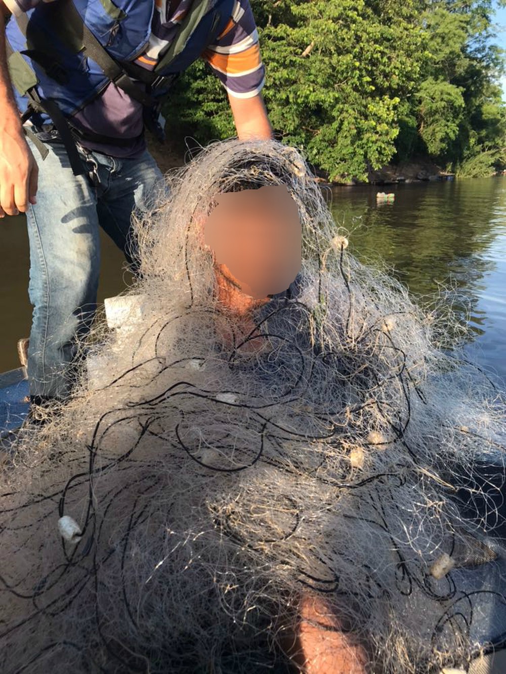 Adolescente flagrado pescando no rio Cuiabá é amarrado por moradores em rede de pesca Foto76033