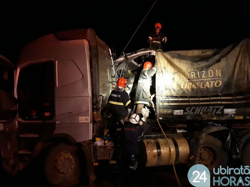 Colisão entre carreta e caminhão tanque deixa uma pessoa morta na BR-163 Foto73397
