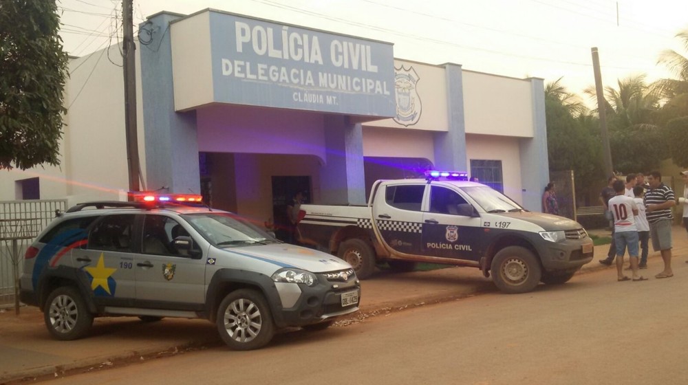 Cinco presos fogem após quebrarem grade de delegacia em Cláudia Foto79727