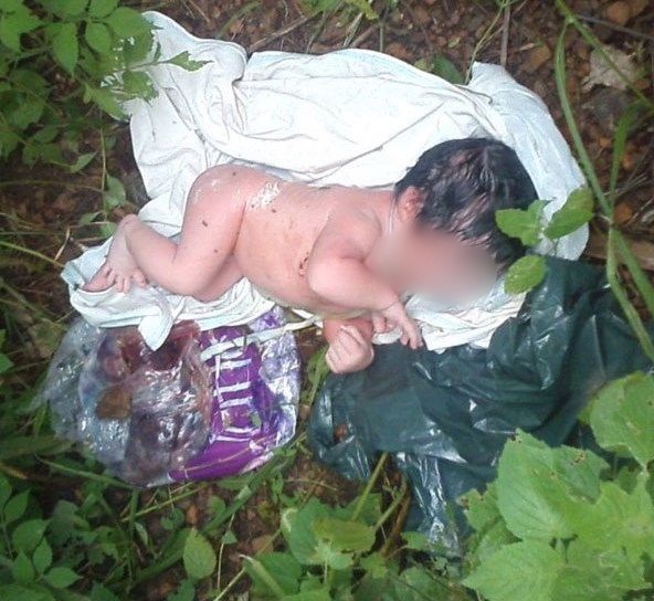 Mulher abandona recém-nascido após dar à luz em calçada de cidade do interior Foto94635