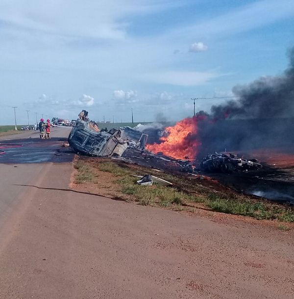 Perícia encontra três corpos em carreta que explodiu após colidir em caminhão tanque Foto89965