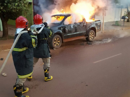 Hilux é incendiada após dupla tentativa de homicídio em MT Foto73631