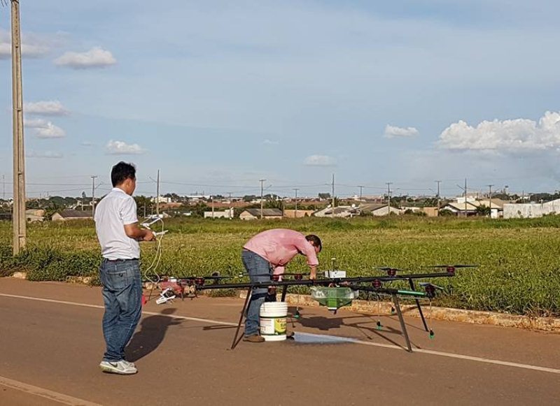 Secretários de Nova Ubiratã acompanham demonstração de drones agrícolas em Sorriso Foto75419