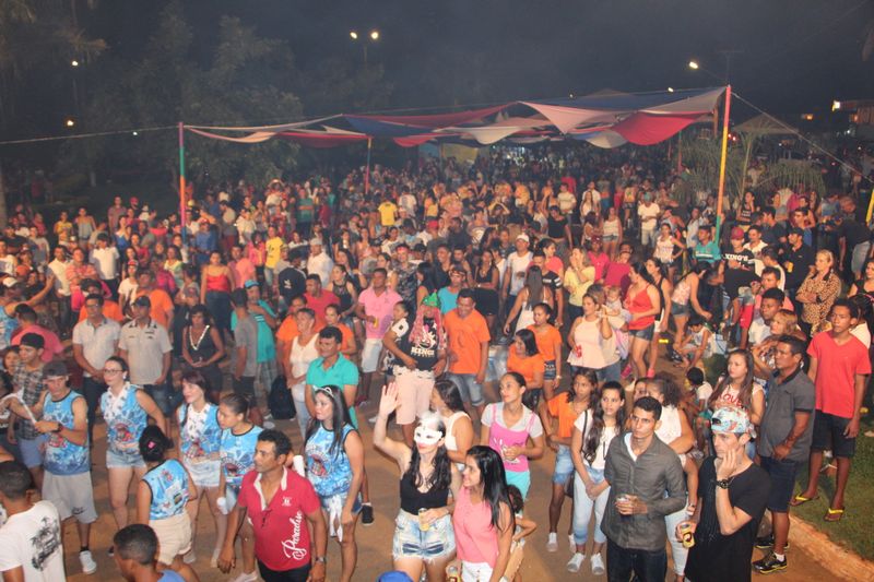 Irreverência e muita animação marcam o primeiro dia de Carnaval em Nova Ubiratã Foto69495