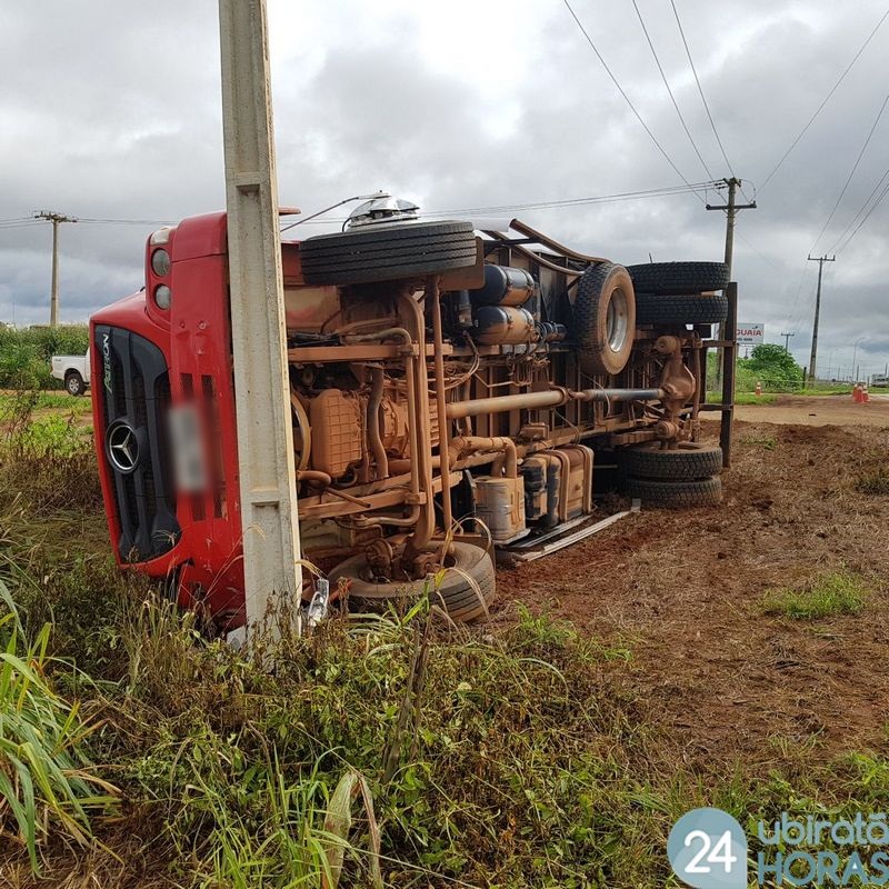 Caminhão frigorífico tomba após colidir em carreta na BR-163 em Sorriso Foto56708