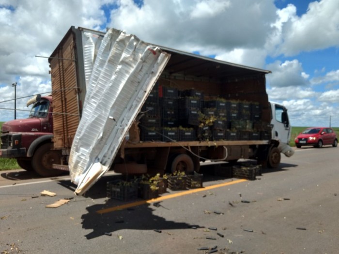 Colisão entre caminhão e automóvel deixa uma pessoa morta e outras duas feridas na BR-163 Foto37873