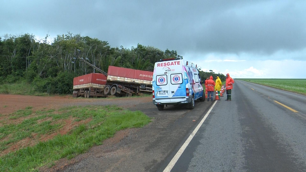 Carreteiro se atrapalha ao fazer manobra e derruba poste de alta tensão na MT-242 Foto16635