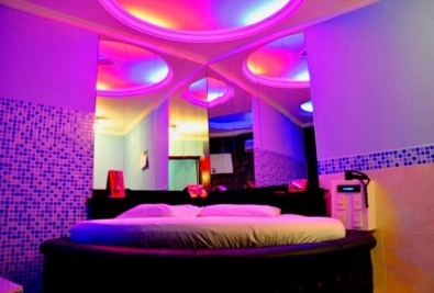 Homem instala rastreador em celular e flagra esposa em motel com outro Foto74790