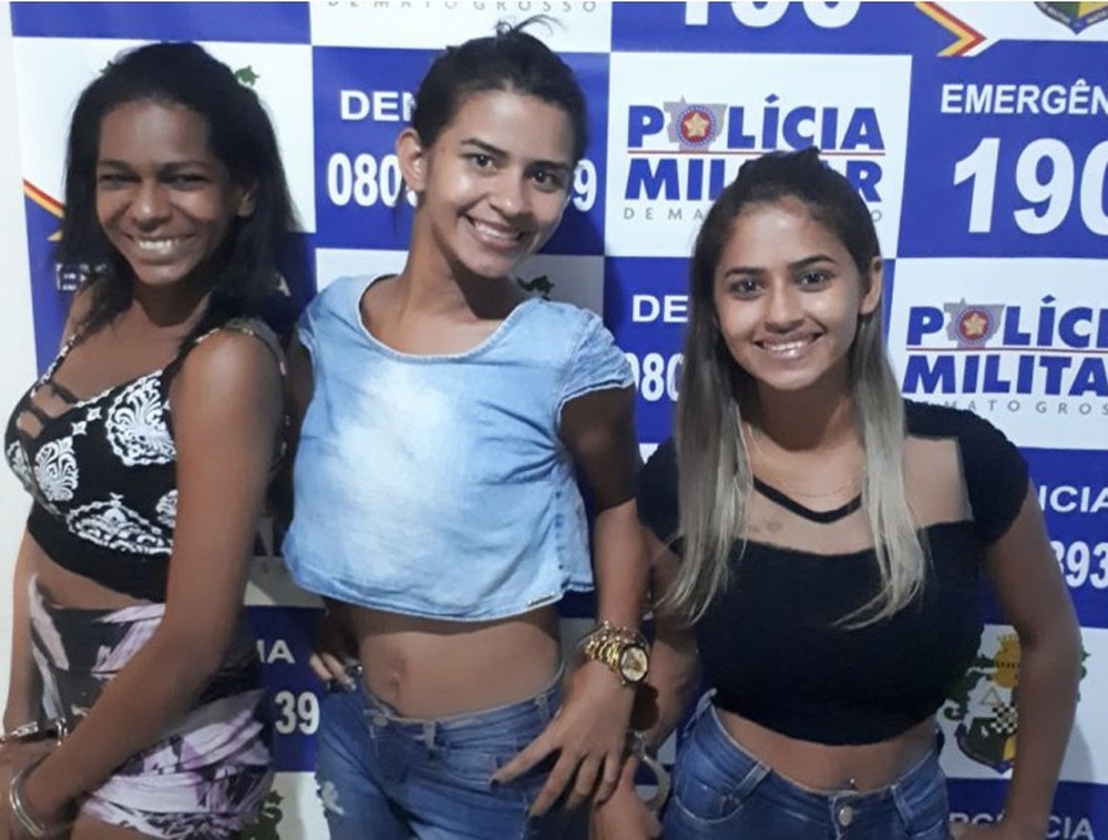 Algemadas, gêmeas e amiga fazem pose após serem presas por tráfico de drogas Foto61315