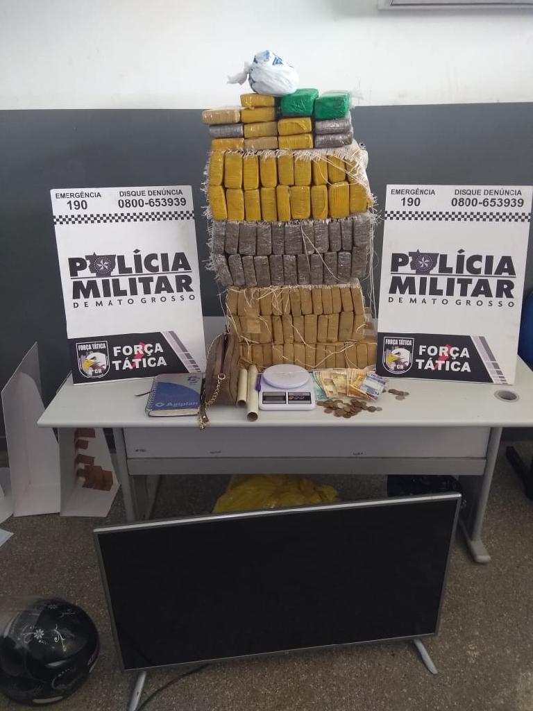 Jovem é presa em flagrante com 94 tabletes de maconha escondidos em residência Foto36117