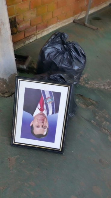 Quadros de ex-governador Silval Barbosa são descartados no lixo; Governo nega orientação Foto22739