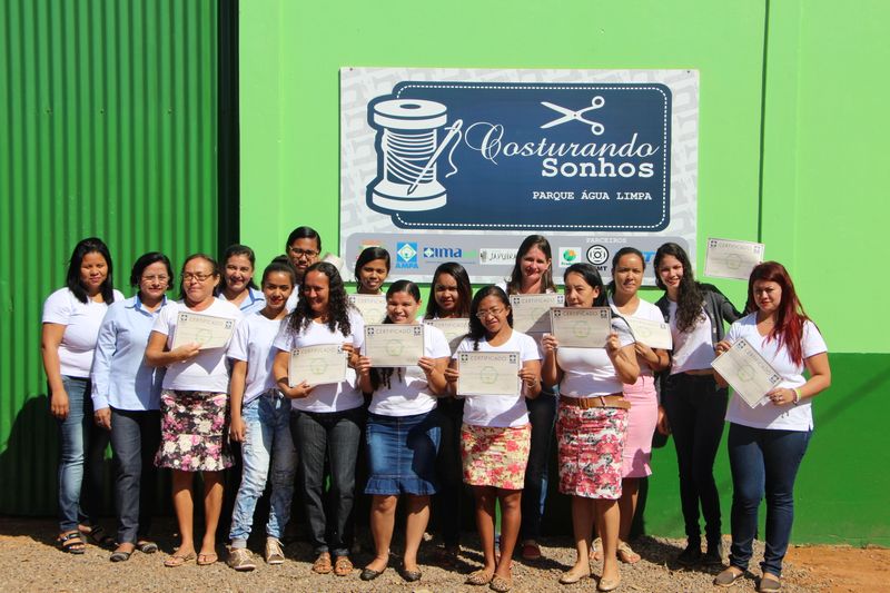 Empreendedoras concluem treinamento de costura industrial com encomenda de 18 mil peças Foto58445