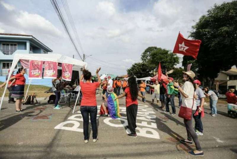 Decisão de soltar Lula provoca impasse no meio jurídico; afirmam especialistas Foto55254