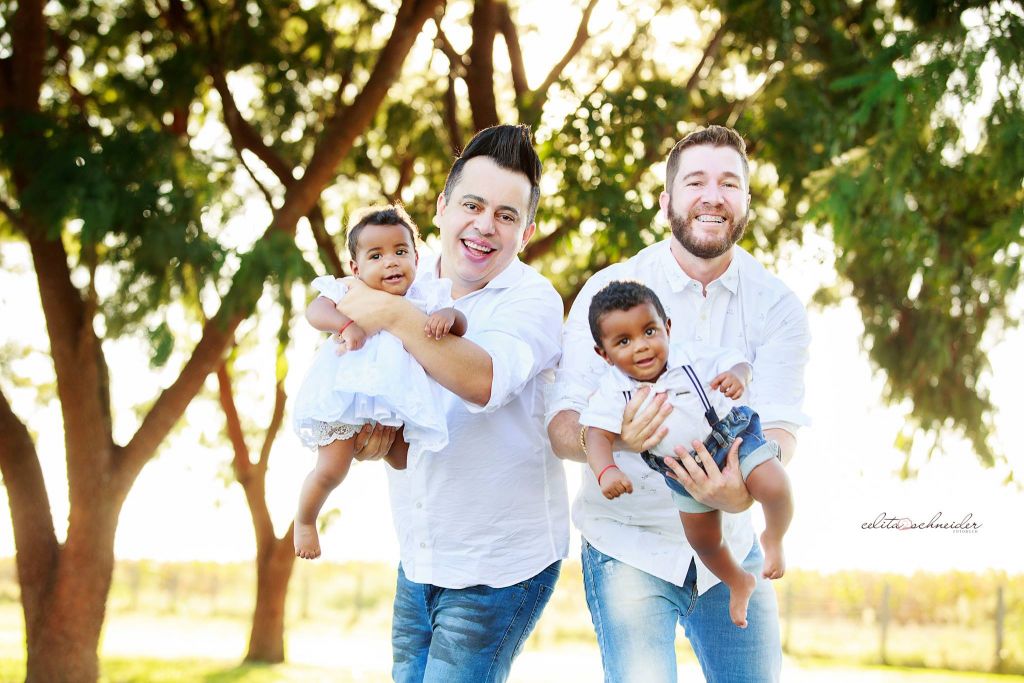 2 pais adotam casal de gêmeos e vivem história de puro amor Foto6874