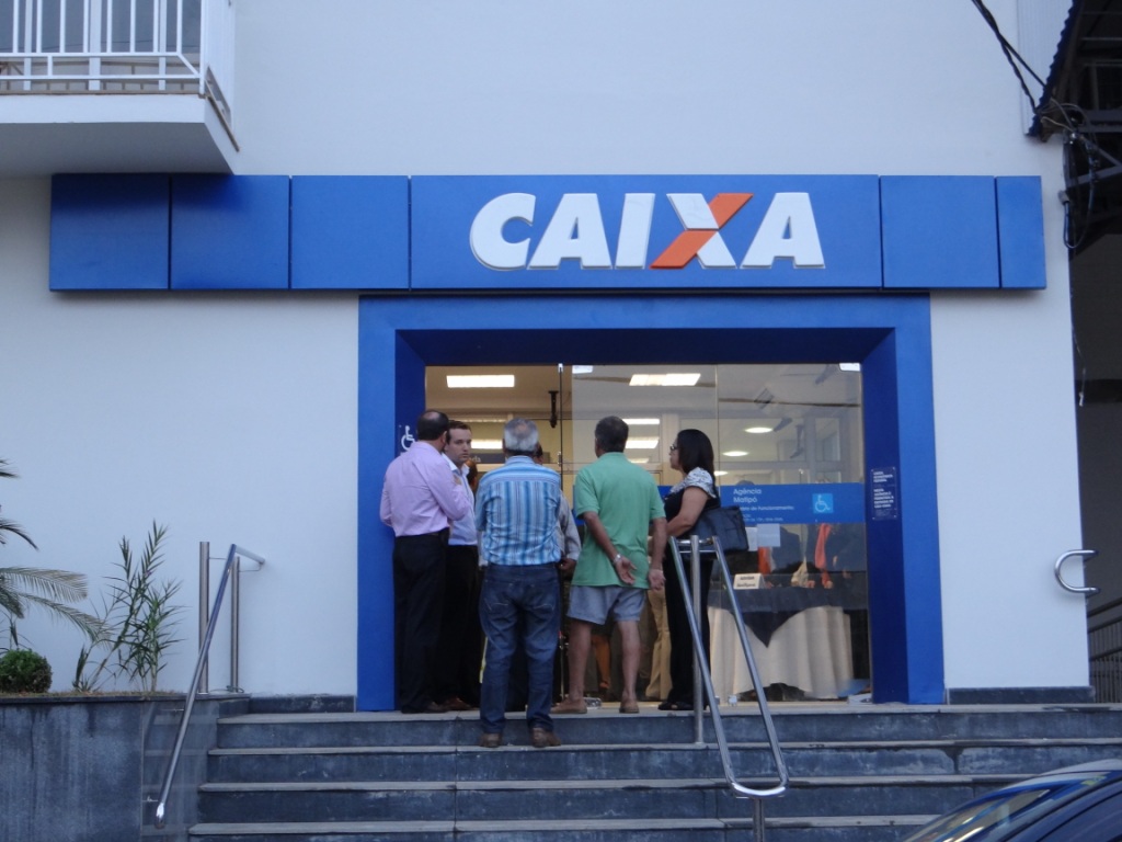 Estagiária é acusada de desviar mais de R$ 100 mil de contas de clientes da CEF Foto54070