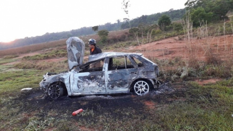 Carro sai da pista, capota e pega fogo em rodovia de MT Foto27777