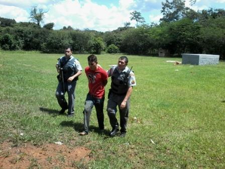Capturado um dos assaltantes que estava escondido na mata em Lucas Foto97292