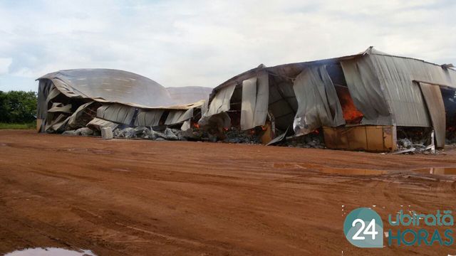 Barracão de algodoeira é destruído pelo fogo Foto60632